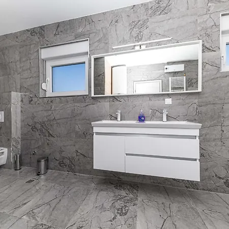 Vikendica 4 Bedroom Gorgeous Home In Gornji Muc Muc