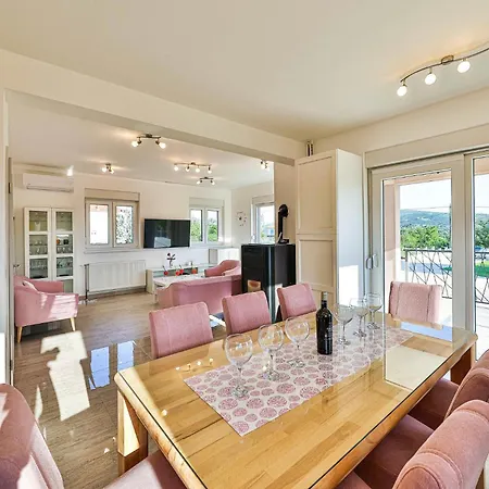 4 Bedroom Gorgeous Home In Gornji Muc